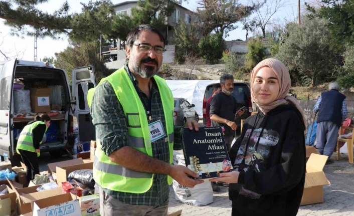 İzmir depreminde oğlunu kaybeden baba tıp öğrencisinin kitap talebini yerine getirdi