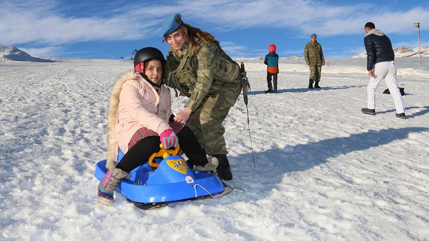 TÜRK KOMANDOLARI HAKKARİ'Lİ ÇOCUKLARI MİSAFİR ETTİ