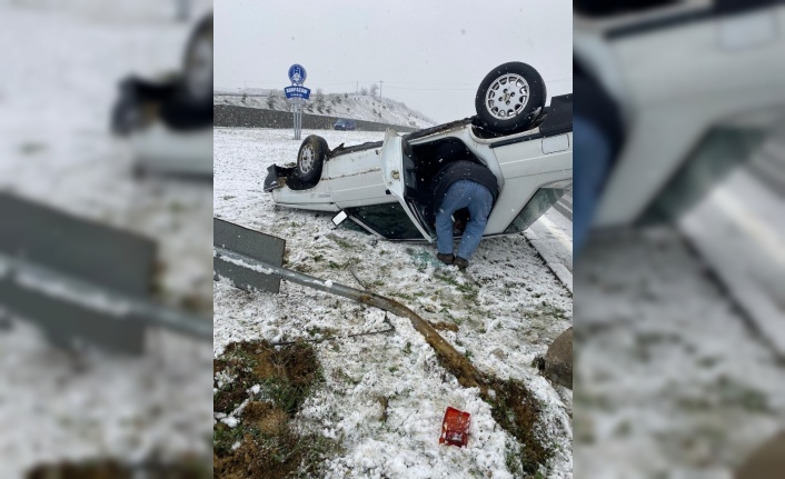 Duble yolda yağış sebebiyle kayganlaşan yolda kontrolden çıkan otomobil takla attı