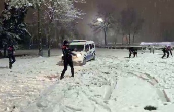 Sakarya’da polis ekipleri gönüllerince karın keyfini çıkardı