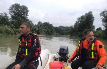 Arkadaşlarından helallik isteyerek girdiği nehirde kayboldu