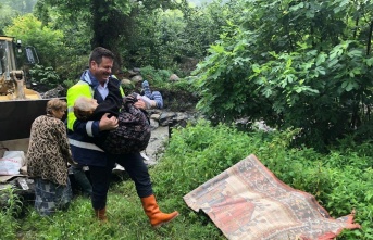 Belediye Başkanı Selde Mahsur Kalan 100 Yaşındaki Kadını Kurtardı