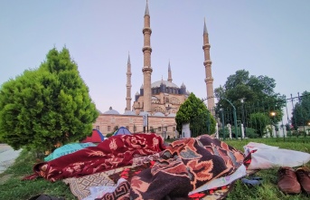 Otellerde yer bulamayan güreş sevdalıları, meydanlarda çadırlarda uyudu