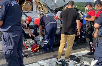 İngiliz plakalı minibüs sulama tankerine çarptı: 1 ölü