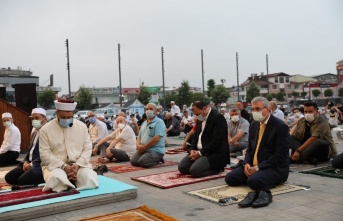 Sakaryalılar Demokrasi Meydanı’nda bayramlaştı