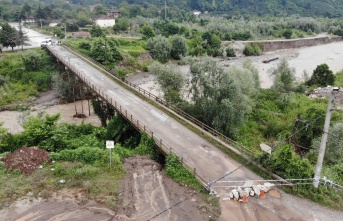 Sel felaketinde 7 mahalleyi bağlayan köprünün ayaklarında hasar oluştu