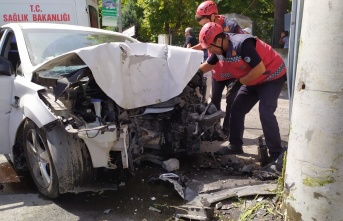 Direksiyon başında fenalaşınca 4 araç ve direğe çarparak durabildi