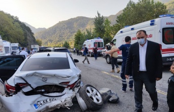 Sakarya’da ambulans ve araçların karıştığı kaza: 12 yaralı