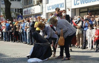 CHP'li Edremit Belediyesi'nin töreninde Türk kadını çarşaf giydirilip zincire vuruldu ÇYDD açıklama yaptı