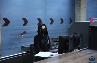 Kabil'de havalimanında çalışan kadın görevliler işlerine geri döndü