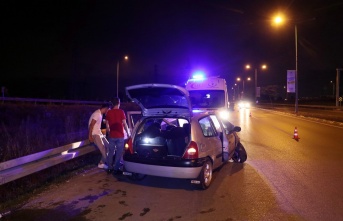 Sakarya'da kaza yapan alkollü sürücü hıncını gazetecilerden çıkarmak istedi