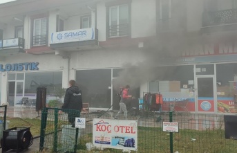 Karasu'da marketin deposunda çıkan yangın panik oluşturdu