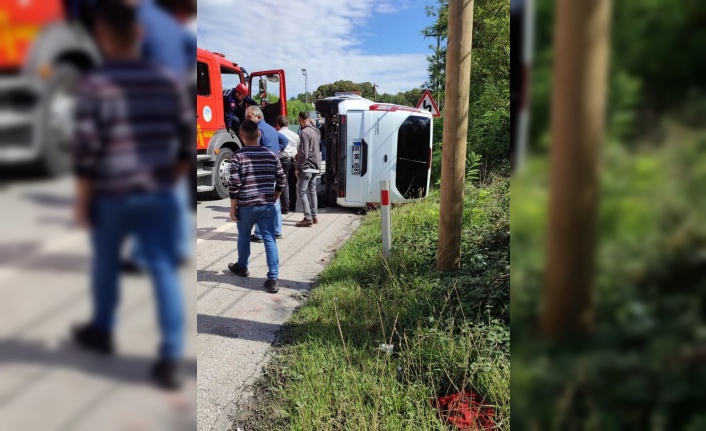 Sakarya'da otomobil ile çarpışan minibüs devrildi