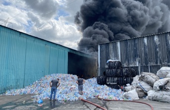 Plastik fabrikasına çıkan, palet üretim tesisine de sıçrayan yangın kontrol altına alındı