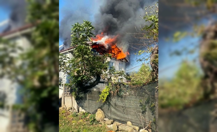 Sakarya'da 2 katlı evin çatısı alevlere teslim oldu