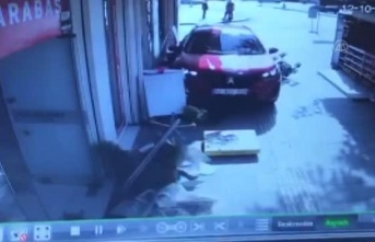 Sakarya'da bebek arabasıyla kaldırımda yürüyen kadına otomobilin çarptı