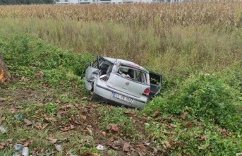 Sakarya'da şarampole devrilen otomobildeki 4 kişi yaralandı