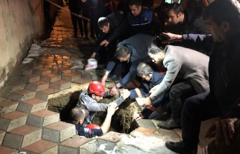 Elazığ'da kaldırım çöktü: Açılan 2 metrelik çukura düştü!