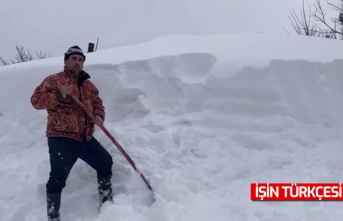 Kar kütleleri yüksek kesimlerdeki evlerin çatılarında tehlike oluşturuyor