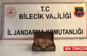 Yahudilikle ilgili terimler ve figürlerin bulunduğu yılan derisi ele geçirildi