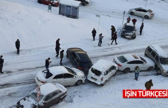 İstanbul'da karlı yolda servis araçları çarpıştı