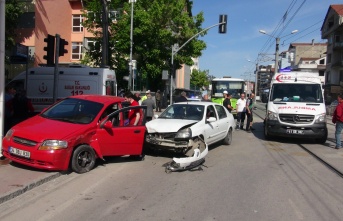 Kavşakta iki otomobil çarpıştı: 3 yaralı