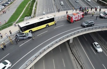 Yenikapı'da İETT otobüsü araçlara çarptı!