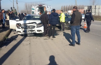 Sakarya’da iki otomobil kafa kafaya çarpıştı: 1 yaralı