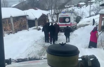 Kardan kapanan yol açıldı, ambulans hastaya ulaştı