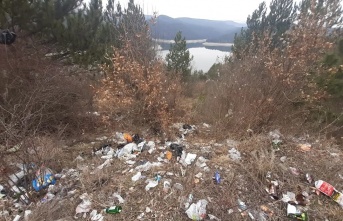 Şehre içme suyunu sağlayan Karaçomak Barajının çevresi adeta çöplüğe döndü