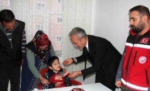 Engelli Muhammed ilk doğum günü pastasını 9 yaşında kesti