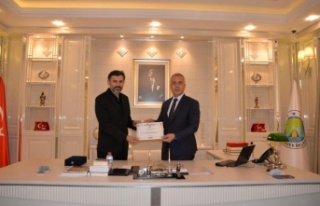 Başkan Babaoğlu'ndan Martin'e Plaket