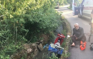 Motosikleti ile yoldan çıkarak su kanalına uçtu:...