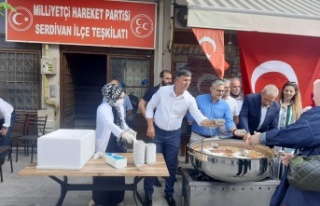 MHP Sakarya heyeti vatandaşlara aşure ikramında...