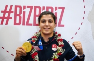 Olimpiyat şampiyonu Busenaz Sürmeneli yurda döndü