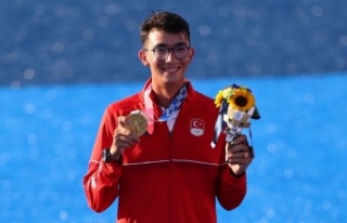 Olimpiyat Şampiyonu genç sporcu Mete Gazoz yurda...