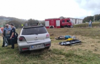 Sakarya'da otomobilin yoldan çıktı, 5 kişi...