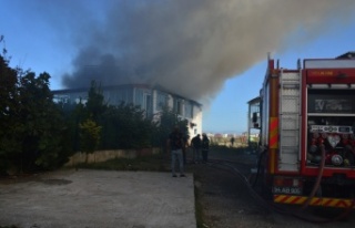 Karasu'da eğlence mekanı, çıkan yangında...