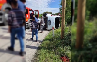 Sakarya'da otomobil ile çarpışan minibüs...