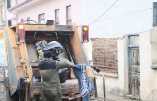 Sakarya'da bir evden tonlarca çöp çıktı