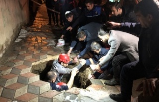 Elazığ'da kaldırım çöktü: Açılan 2 metrelik...