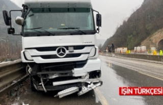 Geyve'de Kontrolden çıkan tır refüje çarptı