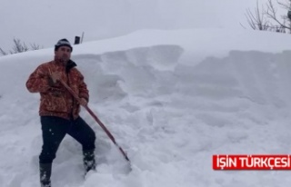 Kar kütleleri yüksek kesimlerdeki evlerin çatılarında...