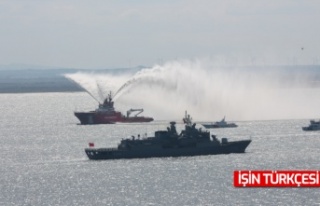 Çanakkale Boğazı'nda geçit töreni düzenlendi