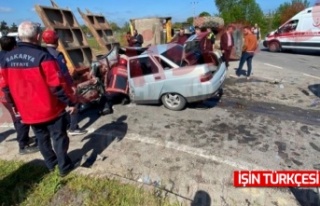 Sakarya'da feci kaza: Araba kağıt gibi ezildi