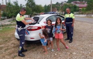 Çocukların yol denetim oyununda jandarma çevirmeye...