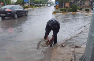 Burhaniye’ de yağmur yolları göle çevirdi