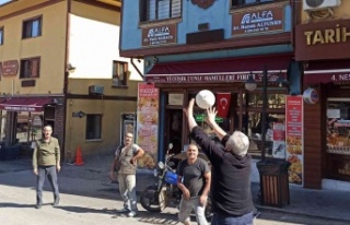 Cadde kapatma uygulamasını top oynayarak protesto...