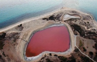 Gölün rengini gören kan zannediyor