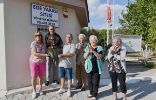 Kuşadası Belediyesi, iki siteye Atatürk Büstü...